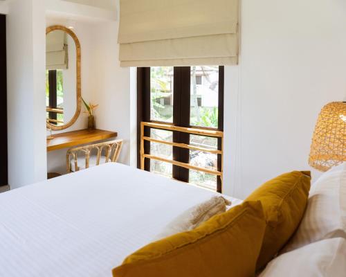 1 dormitorio con cama y ventana en Samba Ahangama en Ahangama