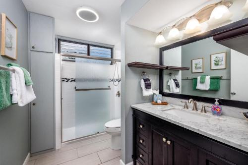 Ένα μπάνιο στο Kailua Bay Resort 4-206 Corner Oceanview Downtown Unit