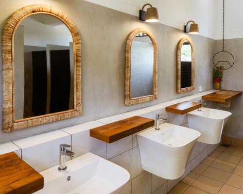 uma casa de banho com dois lavatórios e dois espelhos em Samba Ahangama em Ahangama