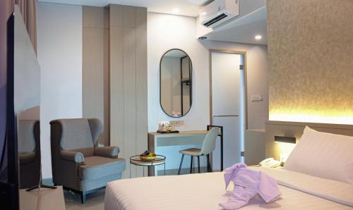 Tempat tidur dalam kamar di Front One Boutique Hotel Taman Anggrek