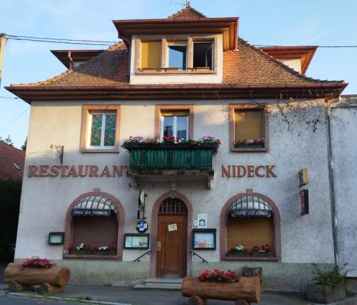 ein Gebäude mit einem Schild für einen Knack in der Unterkunft La Hasel in Oberhaslach