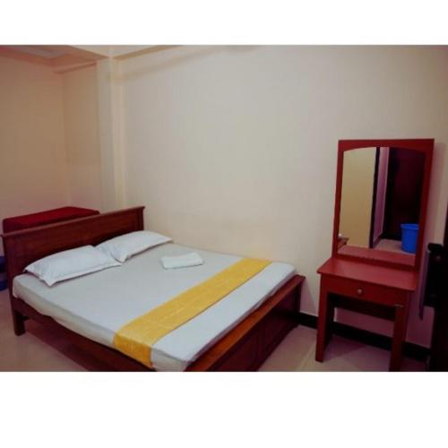 Een bed of bedden in een kamer bij RJ City Hotel