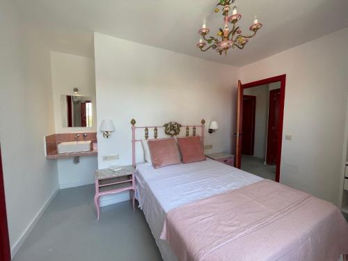 Ένα ή περισσότερα κρεβάτια σε δωμάτιο στο Villas en Toledo