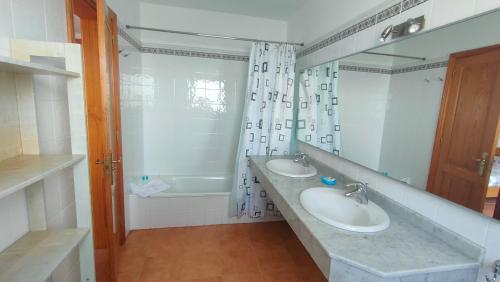 a bathroom with two sinks and a bath tub at Villa Lanzarote in Playa Blanca