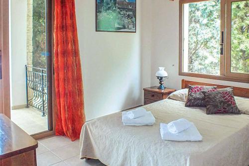 - une chambre avec un lit et des serviettes dans l'établissement Villa Agathi, à Argaka