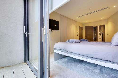 Llit o llits en una habitació de Luxury 2 bed 2 bath Apartment