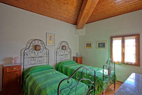 una camera con 2 letti e un soffitto in legno di Scerfio by PosarelliVillas a Pieve a Presciano
