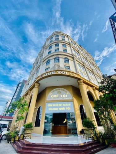 a building with a dome on top of it at Quê Tôi Hotel in Soc Trang