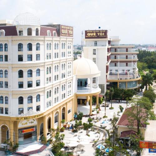 eine Luftansicht eines Gebäudes in einer Stadt in der Unterkunft Quê Tôi Hotel in Soc Trang