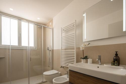 a bathroom with a toilet and a sink and a shower at Ruga Bella Apartments R&R in Venice