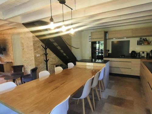 Chalet rénové, 4 chambres, quartier calme, parking - FR-1-234-292