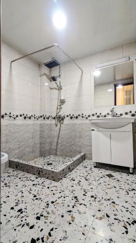 ein Badezimmer mit Dusche, Waschbecken und Badewanne in der Unterkunft Green Corner in Tbilisi City