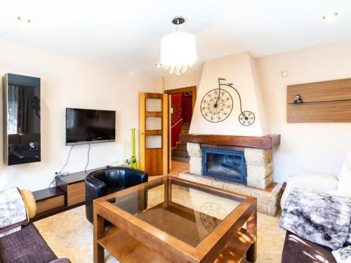 a living room with a fireplace and a tv at Casa samia in Cónchar