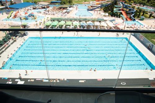 Bazén v ubytování AquaVista Apartman sopstveni parking uz doplatu nebo v jeho okolí