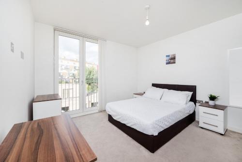 Tempat tidur dalam kamar di Chic London 1 bedroom flat