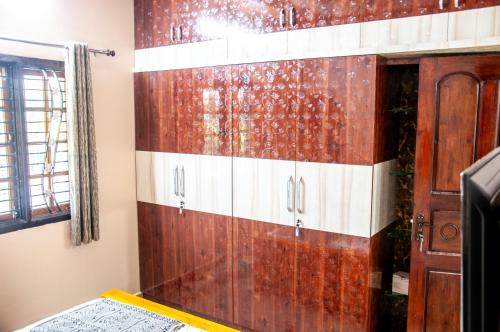 a wall of wood with white and brown stripes at JFZ Homestay in Honāvar