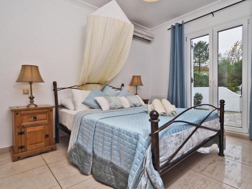 Ένα ή περισσότερα κρεβάτια σε δωμάτιο στο Helios Court Villa