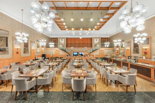 Danubius Hotel Rabaにあるレストランまたは飲食店