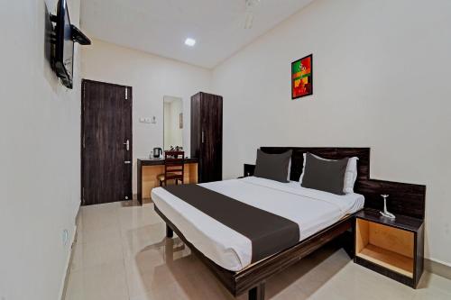 1 dormitorio con 1 cama grande en una habitación en Collection O G Silver Near Airport en Chennai