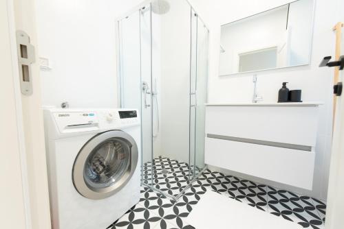 Ένα μπάνιο στο PORT CITY HAIFA - Authentic German Colony Apartments
