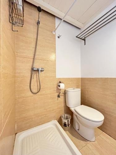 a bathroom with a toilet and a bath tub at Duplex Exterior Madrid Centro Esperanza in Madrid