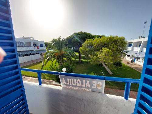 een balkon met uitzicht op een park bij La Almadraba in Novo Sancti Petri