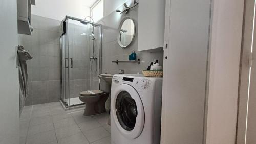 une salle de bains avec lave-linge et toilettes dans l'établissement Bouganville en Eureka, à Costa del Silencio