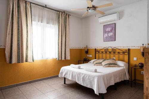 シウダー・レアルにあるCasa Rural Las Meliasのベッドルーム(ベッド1台、窓付)