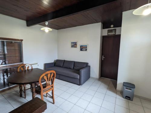 un salon avec une table et un canapé dans l'établissement T2 APPIETTO, à Appietto