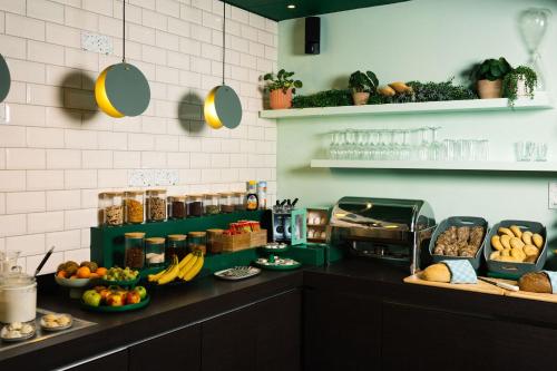 una cocina con una barra con comida. en Qbic Amsterdam WTC, en Ámsterdam