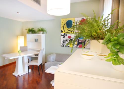 a living room with a white table and plants at Regiohotel Manfredi in Manfredonia