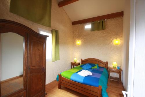 a bedroom with a bed with blue and green at Hameau des Oraisonis in Bras-dʼAsse