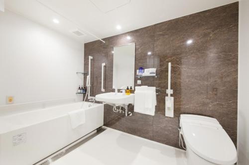 大阪的住宿－Meander Osaka，浴室配有白色卫生间和盥洗盆。