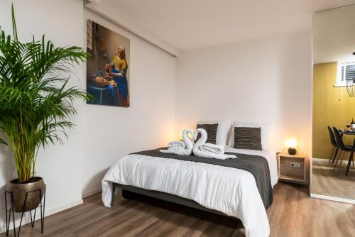 - une chambre avec un lit et 2 serviettes dans l'établissement Golden Rays Beach Scheveningen The Hague Utopia appartment, à Scheveningen