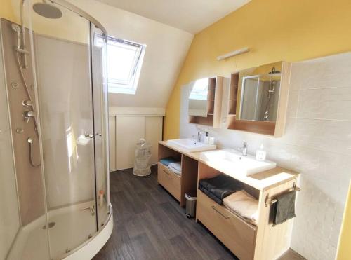 ein Bad mit 2 Waschbecken und einer Dusche in der Unterkunft Maison Normande proche mer in Blosseville