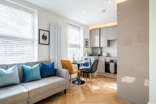 倫敦的住宿－Livestay-Luxury Kentish Town Apartments，客厅配有沙发和桌子