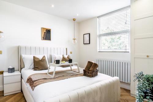 Un pat sau paturi într-o cameră la Livestay-Luxury Kentish Town Apartments