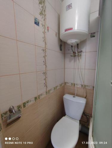 Baño pequeño con aseo y lavamanos en Уютная 1я смарт-квартира ,м.Дворец спорта., en Járkov
