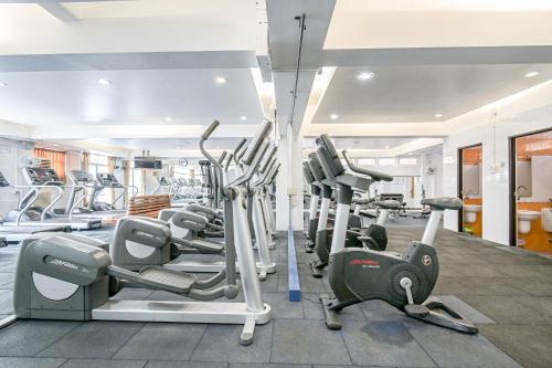 un gimnasio con cintas de correr y máquinas elípticas en AC Habitat Bangkok, en Bangkok