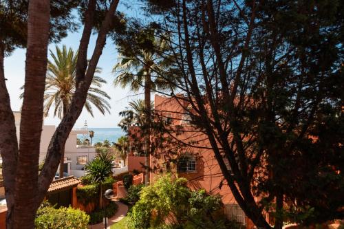Beachfront apartment with terrace, pool and tennis court in Costabella, Marbella