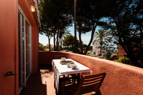 Beachfront apartment with terrace, pool and tennis court in Costabella, Marbella