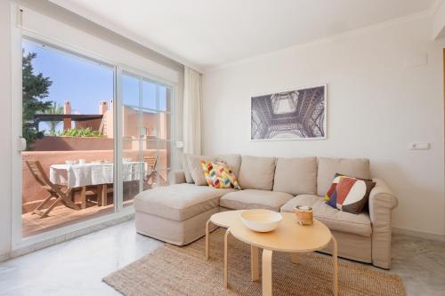 Beachfront apartment with terrace, pool and tennis court in Costabella, Marbella
