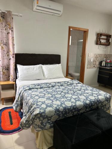 um quarto com uma cama com um edredão azul e branco em Casa Copacabana 2 em Urubici