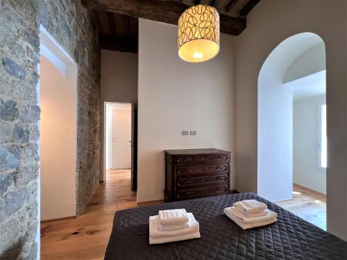 1 dormitorio con 1 cama con 2 toallas en Torre del Cavaliere, en Siena