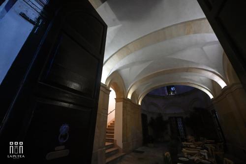 a hallway in a building with a dining room at LA PUTEA SUITE in Lecce