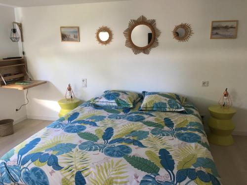 a bedroom with a bed and two mirrors on the wall at Bed & Breakfast Crosne Plazza & Spa in Crosne