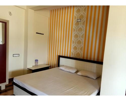 ボーパールにあるHotel The Raja Bhoj Palace, Bhopalのベッドルーム1室(枕2つ付)