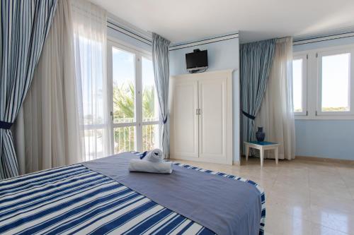 Un dormitorio con una cama con una toalla. en Resort Cala La Luna, en Favignana