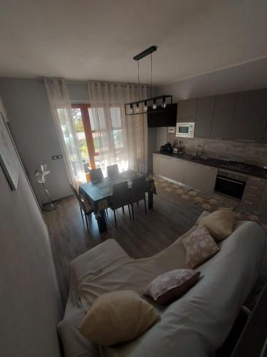 a room with a bed and a kitchen and a table at Georgia in Porto Pino