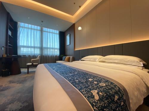 云瑞凤凰酒店 tesisinde bir odada yatak veya yataklar